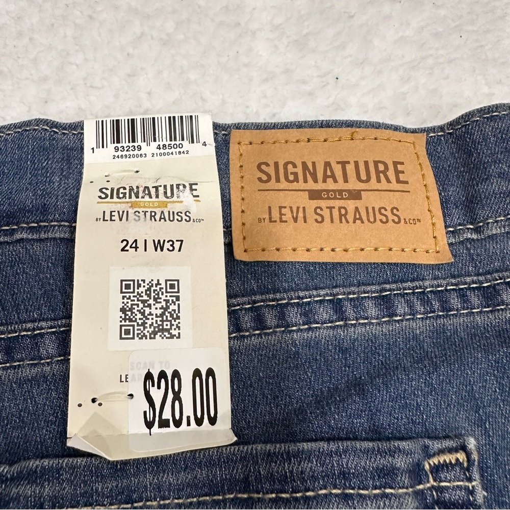 Women’s Levi’s Bermuda Jean Shorts - Picture 12 of 12